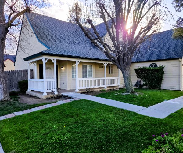 832 Burlingame Ave Clovis, Ca. 93612
