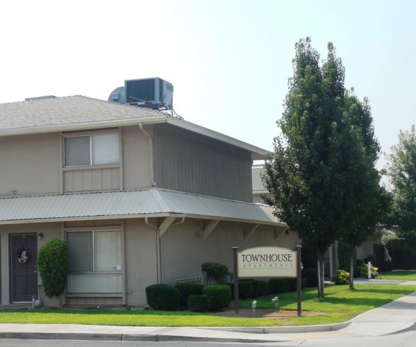 911 Minnewawa #B Clovis, Ca. 93612